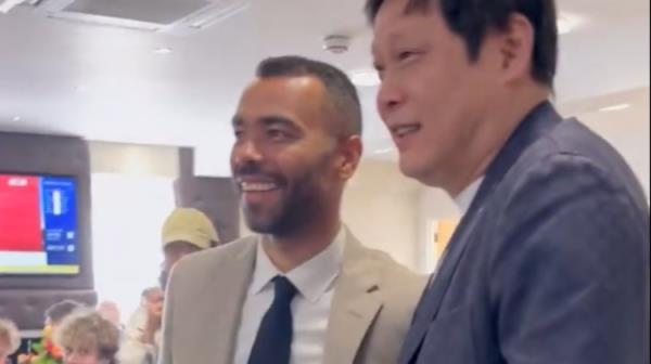 范志毅亮相水晶宮與老隊(duì)友敘舊引球迷歡呼