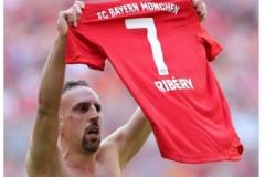 安聯(lián)國(guó)王里貝里42歲生日，拜仁送祝福：425場(chǎng)124球182助