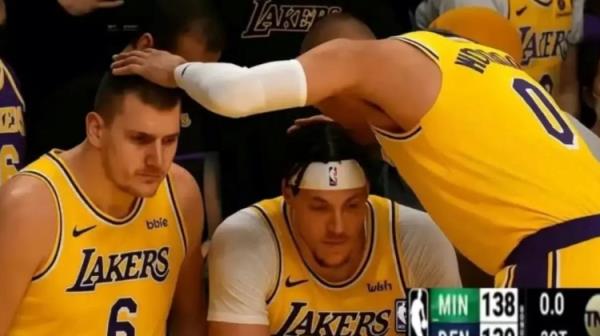 網(wǎng)友惡搞將此前威少替補席安慰詹眉名場面P成約基奇和戈登