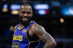 老詹點評末節(jié)哈林籃球表演：不知所措，立刻換我下場