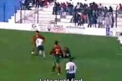 尷尬，中甲青島紅獅中衛(wèi)孫錫鵬解圍失誤+烏龍助攻送對(duì)手讀秒絕殺