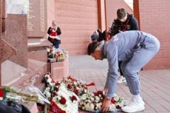 敬獻花圈致敬！西漢姆后衛(wèi)克雷斯維爾向希爾斯堡紀念碑獻花