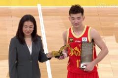首位后衛(wèi)DPOY！孫銘徽領(lǐng)取最佳防守球員獎(jiǎng)項(xiàng)還送小挖掘機(jī)