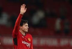 記者：林德洛夫、馬茲拉維因家庭事務(wù)在中場休息時離場