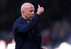 斯洛特：范迪克是少數(shù)球隊(duì)領(lǐng)袖之一，阿諾德合同為內(nèi)部事務(wù)