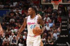 加時賽關(guān)鍵戰(zhàn)！小米切爾三分雨13中5狂砍16分5助攻引領(lǐng)勝利