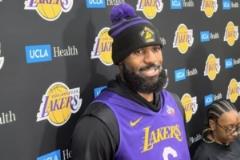 詹姆斯：我與隊(duì)友有專屬握手動(dòng)作，我也不清楚自己怎么記住的