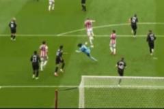 普斯卡“臀”英冠門將大腳失誤，對手竟用屁股擋進(jìn)球門