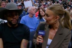 心系舊隊(duì)！布魯斯-布朗賽后現(xiàn)身掘金更衣室為前隊(duì)友助威