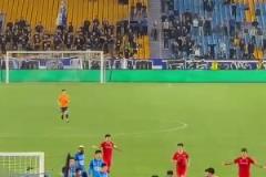 中甲南通vs重慶爆發(fā)沖突，工作人員抄起板凳就砸過去了