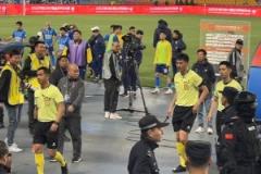 南通主場球迷完賽后瘋狂“問候”主裁判，砸水杯