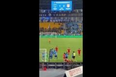 太嚇人了！中甲比賽，工作人員拿板凳砸球員，幸好沒砸到