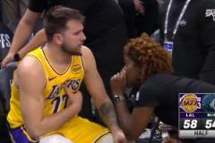 東契奇半場休息與隊醫(yī)交流 胃不適影響表現(xiàn) 文森特下半場首發(fā)