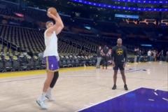 克萊伯賽前練習(xí)近筐投籃 湖人生涯首秀在即