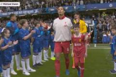 致敬冠軍！切爾西賽前列隊(duì)迎接利物浦冠軍隊(duì)伍入場(chǎng)