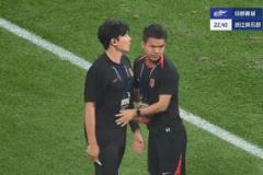 第23分鐘，蓉城助理教練因不滿判罰被裁判黃牌警告