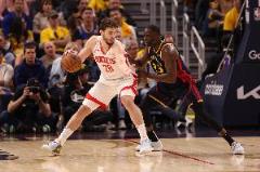 火箭內(nèi)線表現(xiàn)低迷，55次出手僅23中，命中率不足四成