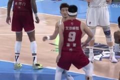 雷蒙頂防布朗，孫銘徽不滿反撞被吹進(jìn)攻犯規(guī)&驚訝攤手表示不解！