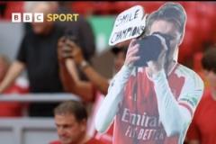 利物浦小球迷舉“厄德高拍照”牌嘲諷對(duì)手：冠軍笑一個(gè)！