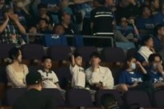 馬龍一家四口亮相CBA總決賽G4現(xiàn)場(chǎng)觀戰(zhàn)