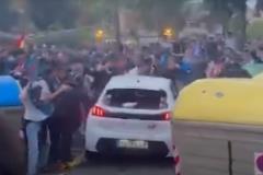 警方通報(bào)加泰德比場(chǎng)外車輛撞人事件：司機(jī)因遭投擲物品引發(fā)恐慌