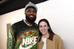 詹姆斯鼓勵(lì)新人并曬與凱特琳-克拉克合影：祝你這賽季好運(yùn)！