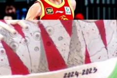 原來賽前開香檳了！孫銘徽G5所穿戰(zhàn)靴上已提前寫上：2024-25CBA總冠軍