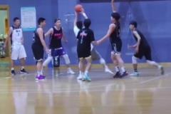 犯規(guī)了嗎？孫銘徽曾現(xiàn)身某大學(xué)打球 疑對(duì)防守不滿怒砸對(duì)方