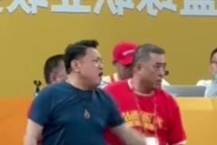 廣廈老板鬧技術(shù)臺(tái)，孫銘徽踢足球，球迷欺負(fù)北京男籃工作人員~