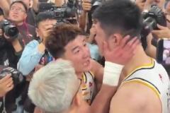 終于圓滿了！孫銘徽和隊(duì)友圍在一起 怒吼慶祝！隨后雙手抱著大秋