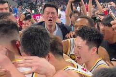 怎能不動(dòng)容！廣廈全隊(duì)圍住慶祝，王博指導(dǎo)激動(dòng)抱住胡金秋&孫銘徽