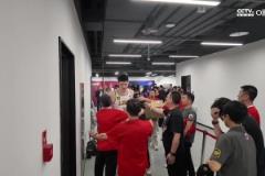 這一刻廣廈等了太久！胡金秋與老板相擁慶祝，孫銘徽也眼眶濕潤(rùn)！