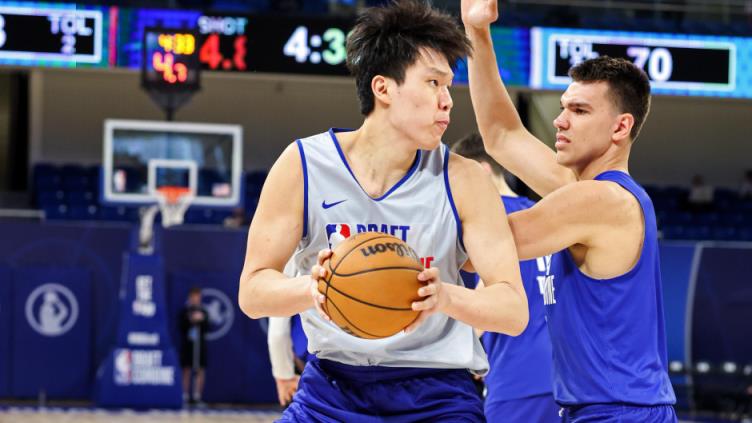 楊瀚森赴美特訓(xùn)紀(jì)錄片揭秘：專注跑動(dòng)戰(zhàn)術(shù)與技術(shù)訓(xùn)練