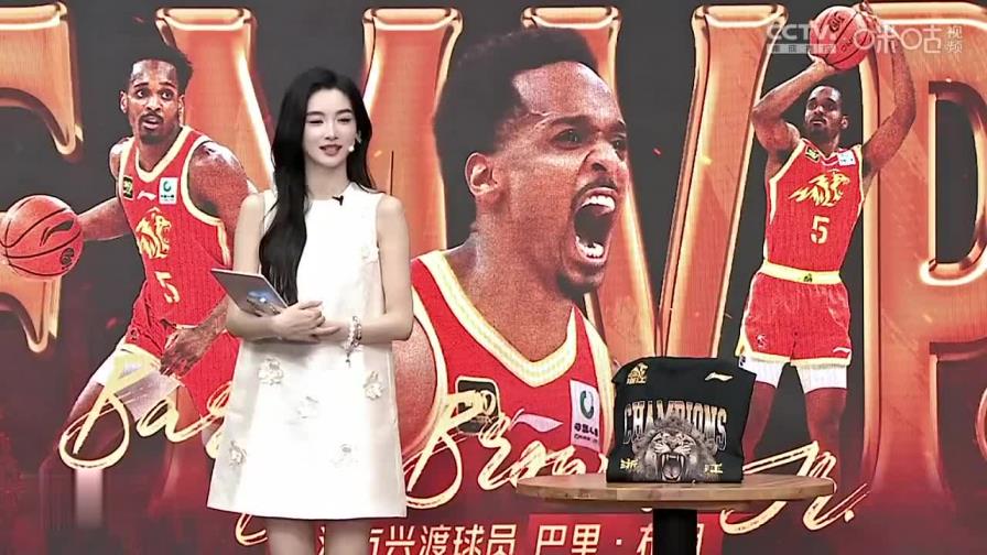 女主播稱要向郭艾倫學(xué)習(xí)球技，郭艾倫回應(yīng)她學(xué)不了