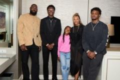 詹姆斯曬全家福寄語(yǔ)布萊斯：2025年舞會(huì)王子 為你感到無(wú)比驕傲