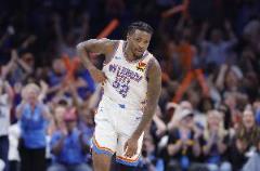 肯威：卡森-華萊士是球迷心中的最佳球員之一，攻防兩端表現(xiàn)卓越