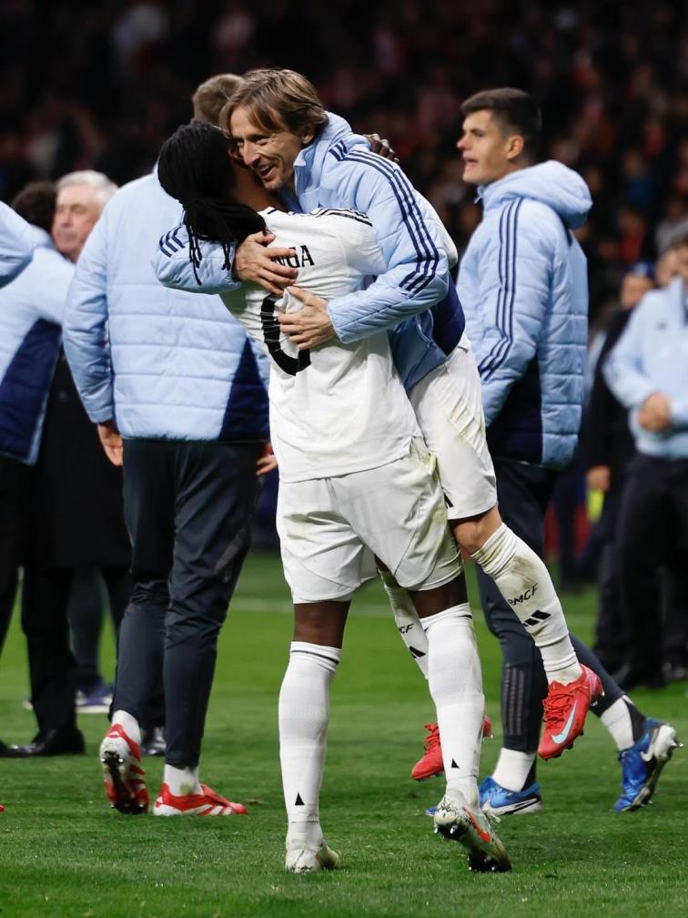 卡馬文加向莫德里奇致敬：你的皇馬傳奇將永世長(zhǎng)存