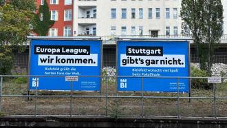 德國(guó)杯決賽前比勒菲爾德在柏林街頭張貼海報(bào)：斯圖加特根本不存在