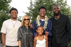 詹姆斯全家出席布萊斯高中畢業(yè)典禮并合影留念