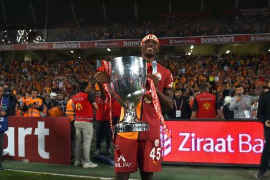 沙特豪門(mén)豪擲過(guò)億英鎊簽奧西門(mén)與曼聯(lián)隊(duì)長(zhǎng)備戰(zhàn)世俱杯