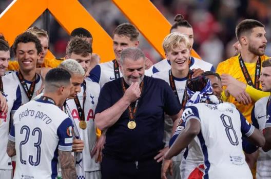 英媒：波斯特科格魯獲200萬鎊獎(jiǎng)金，球員分?jǐn)?00萬鎊獎(jiǎng)金