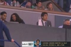 名記Shams與女同事閑聊，鮑勃-邁爾斯和邁克-馬龍在場