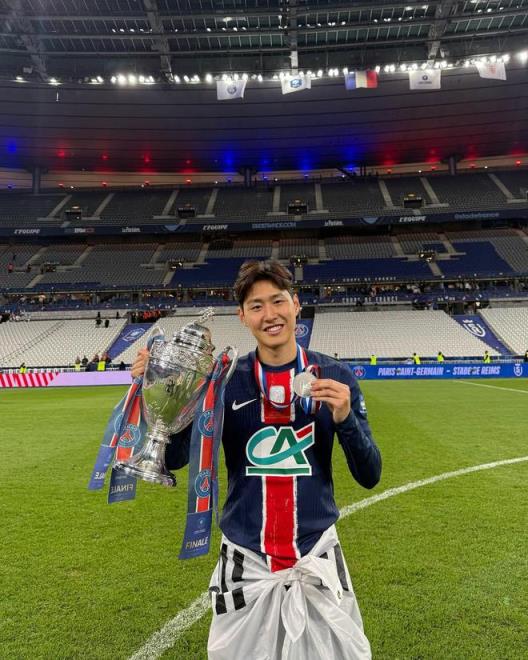 李剛?cè)史▏瓫Q賽替補(bǔ)觀戰(zhàn)，24歲已助巴黎斬獲6冠沖擊歐冠