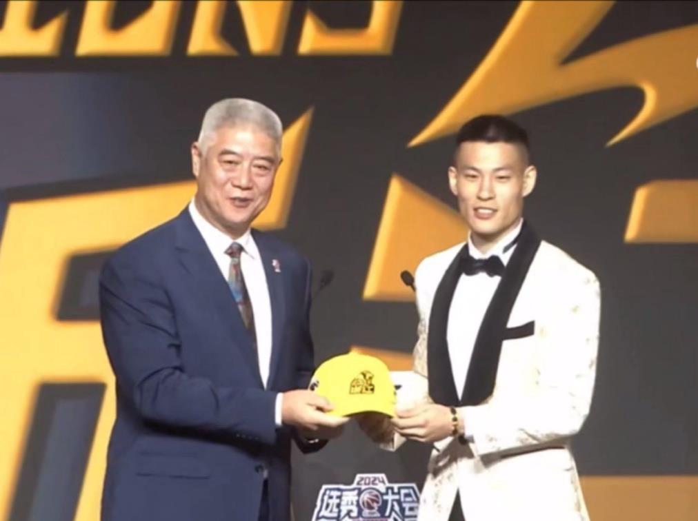 林秉圣：劉錚激勵(lì)我享受冠軍，為賽季滿分點(diǎn)贊