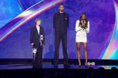 文班亞馬身高再創(chuàng)新高，2米21的他可能又長高了1-2英寸