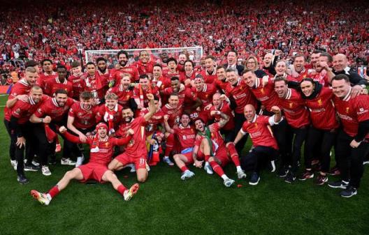 范迪克贊阿蘭-漢森頒發(fā)獎(jiǎng)杯完美，稱其為隊(duì)史頂級(jí)中衛(wèi)之一