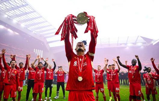 范戴克盛贊漢森：他是隊史最佳后衛(wèi)，開心獎杯頒給我