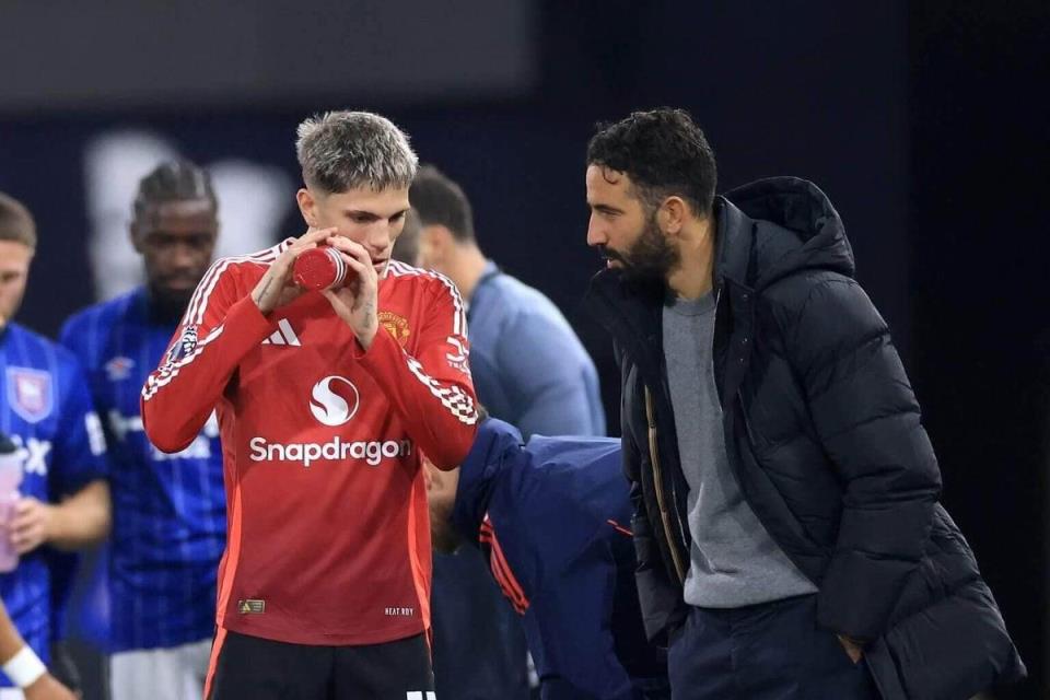 加納喬是否會(huì)隨隊(duì)前往亞洲？阿莫林確認(rèn)：他會(huì)，仍是曼聯(lián)球員