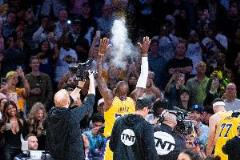 老詹賽前拋鎂粉背后的秘密：NBA球員為何執(zhí)著于涂松香粉和護(hù)手霜？