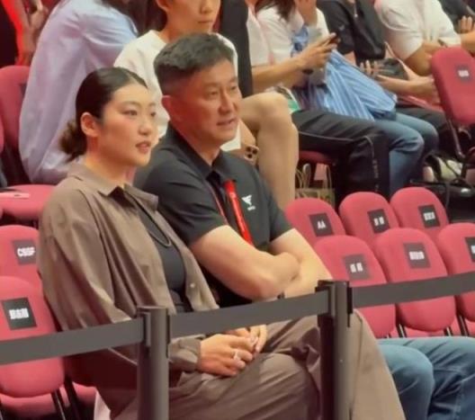 李夢現(xiàn)身耐高總決賽，打扮驚艷與杜鋒熱情互動